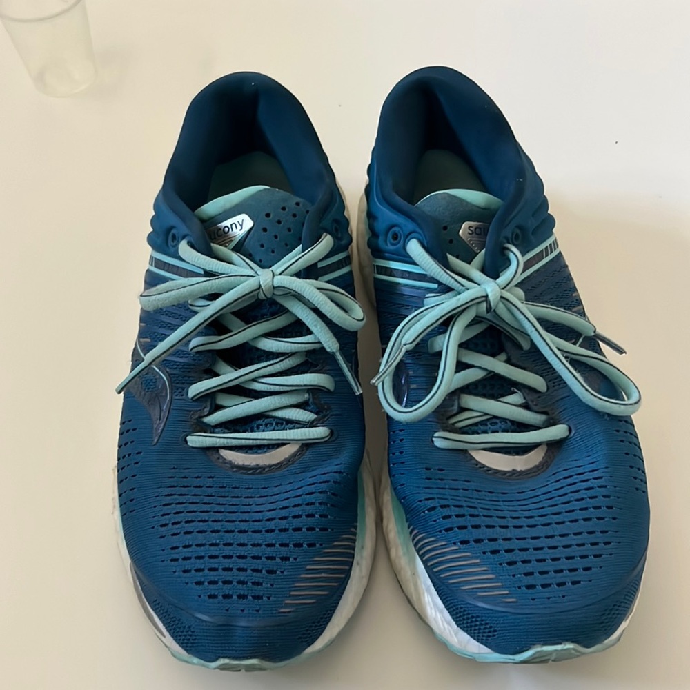 Saucony form fit shoes
